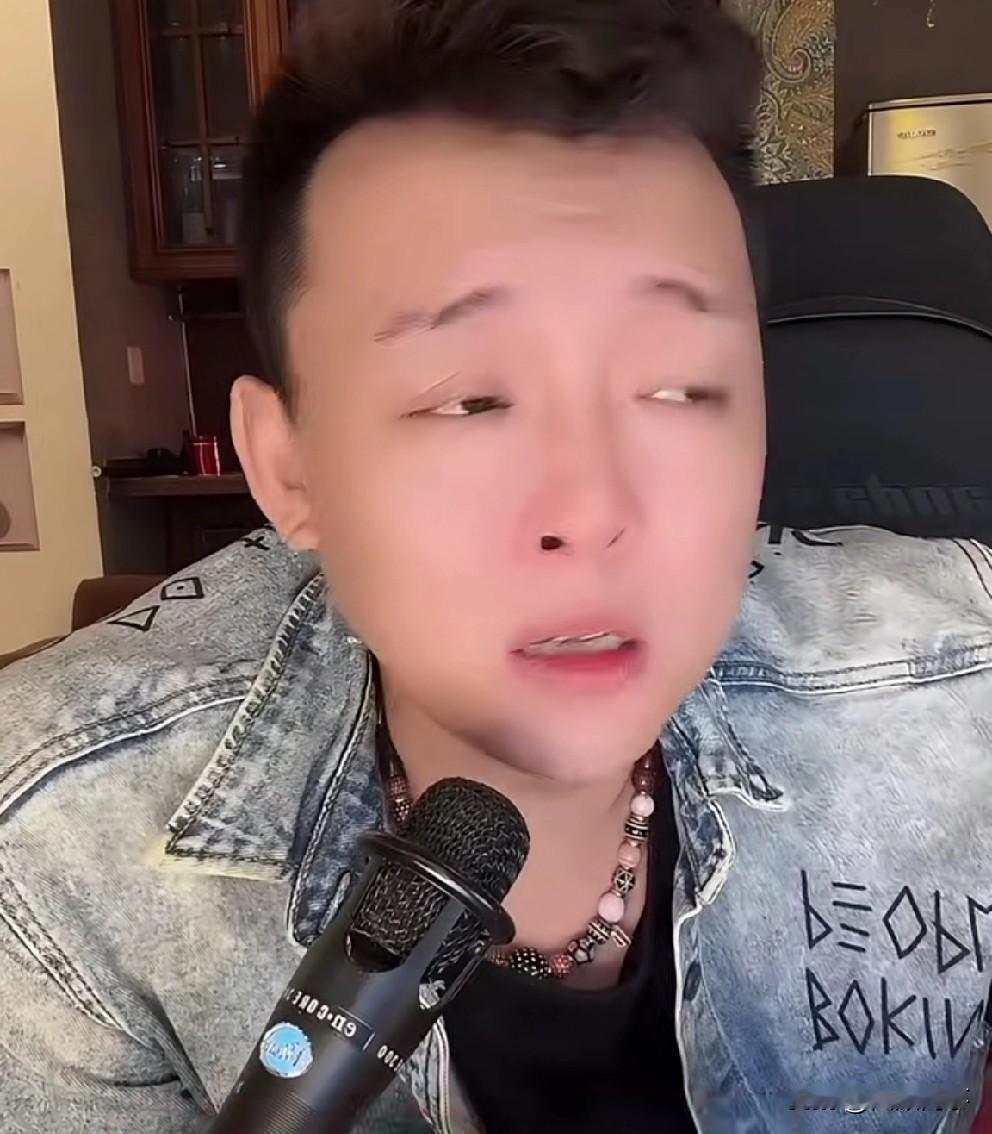 磕巴东展示家庭卑微地位。

            “东薇”磕巴东总被身边兄弟调