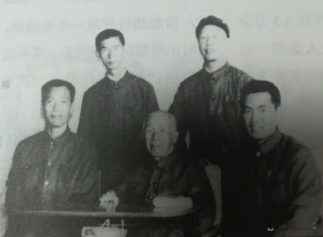 1983年9月，中共会同县委政府党政代表侯良卓、梁源辉一行看望粟裕同志的合影。粟
