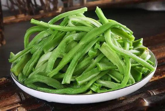 【 贡菜为何能成为火锅界的素菜顶流 】 涮火锅的贡菜是晒干的莴笋吗  细长翠绿的