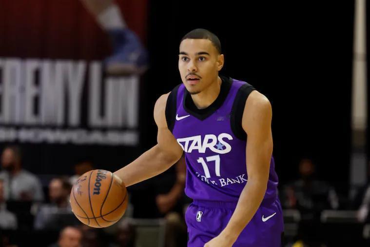 波士顿凯尔特人已将约翰·通杰的双向合同转为一份标准的10天短合同，不过他至今尚未