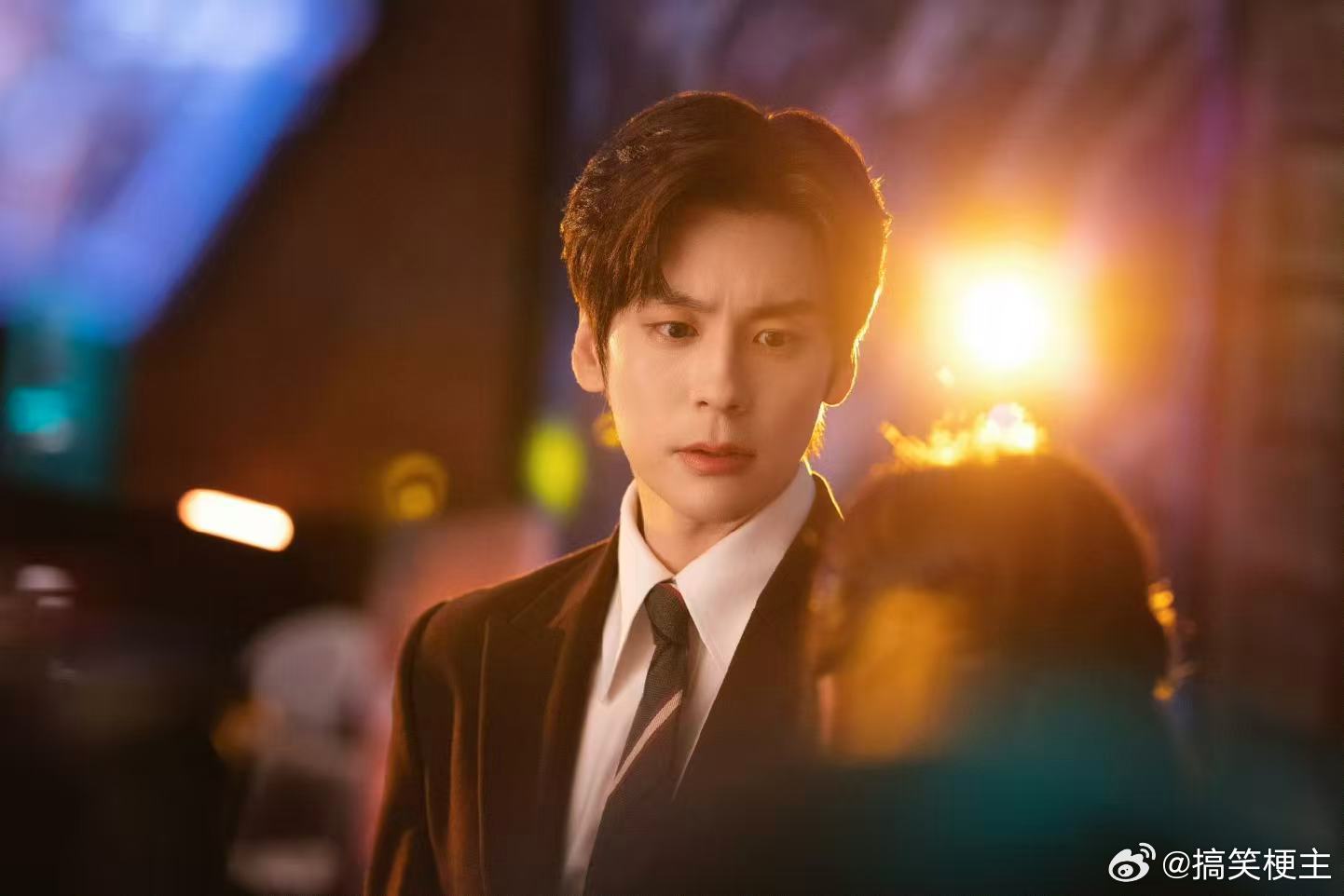 十年后发现跟crush是双箭头 暗恋十年像影子，终于在光里重合，他也喜欢自己，这