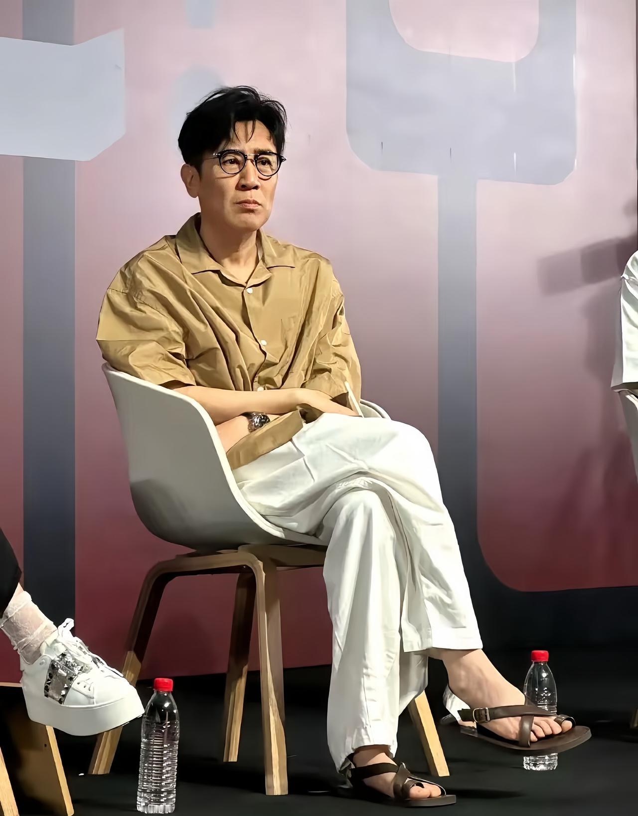 近日，于和伟为电影《你行！你上！》上海路演，被他脚上穿的凉鞋吸引住了，好清爽舒适