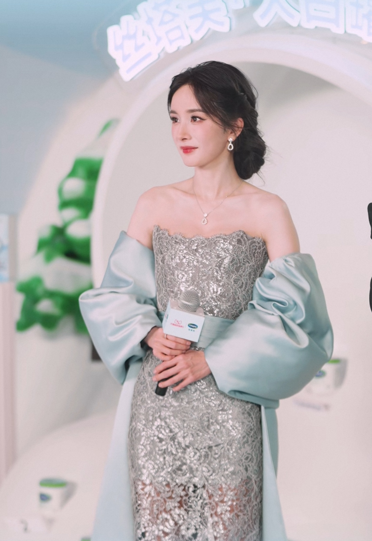 “要注意安全哦”直播间好美啊幂幂！ 