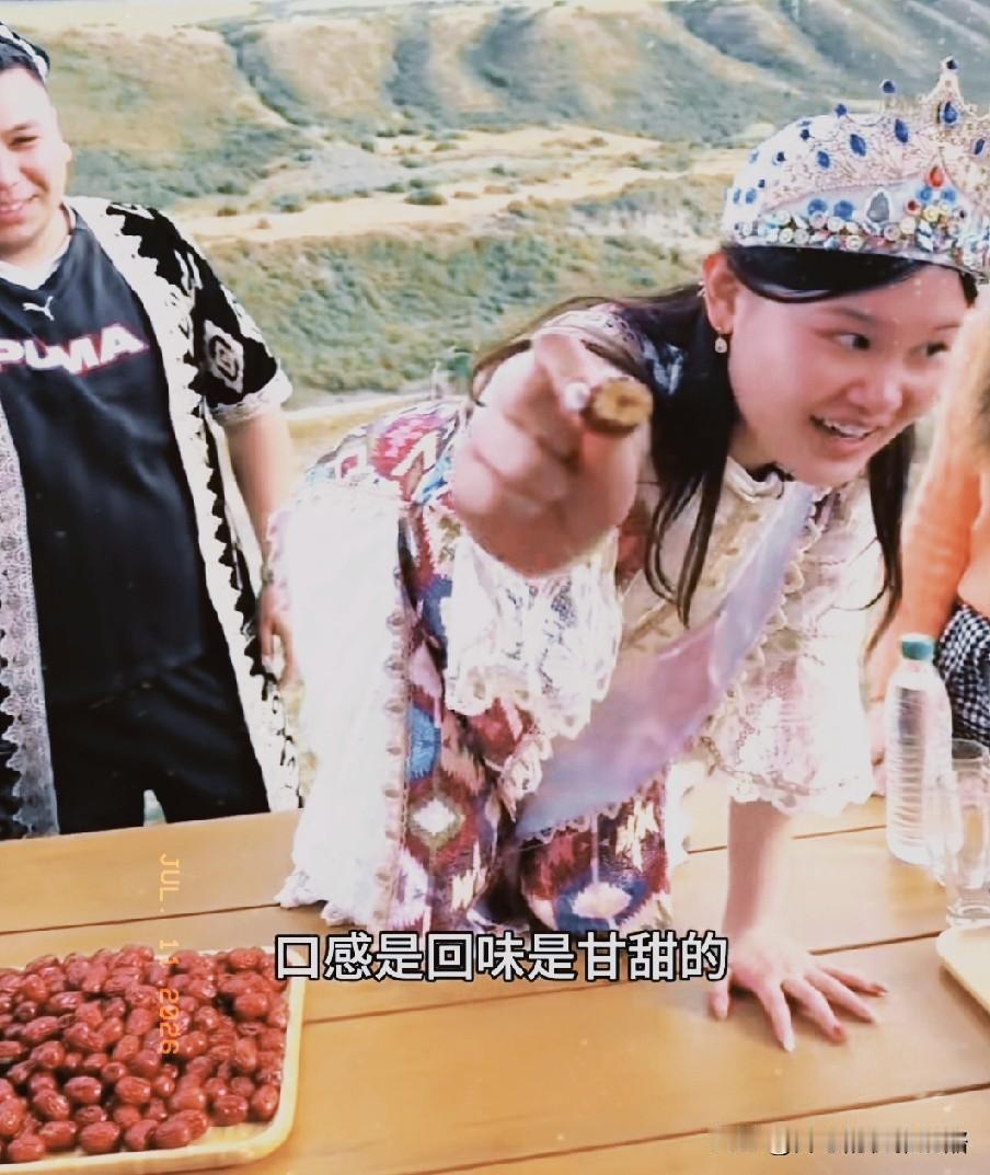 张家齐为了给大枣近镜头，那么高的桌子爬上爬下。
家齐直播间人气高是有原因的，她也