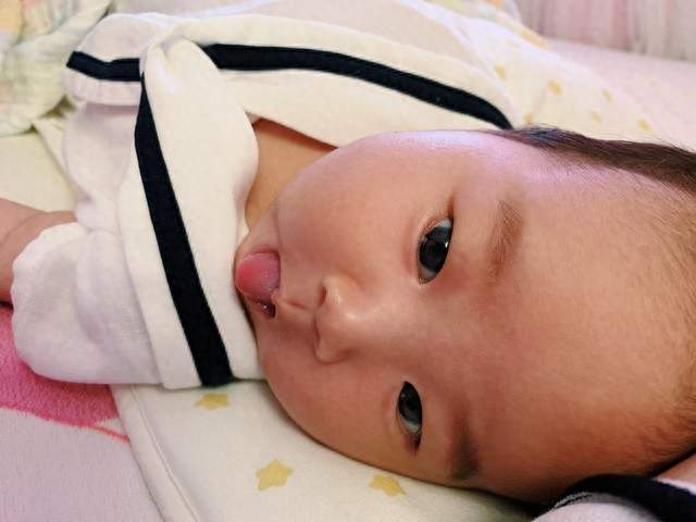 婴儿总是吐舌头，暗示着3大信号，早知道别耽误宝宝发育
