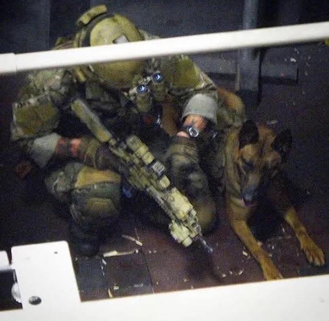 前三角洲特种部队（Delta Force）军犬训导员兼作战人员杰里米·克纳本舒（