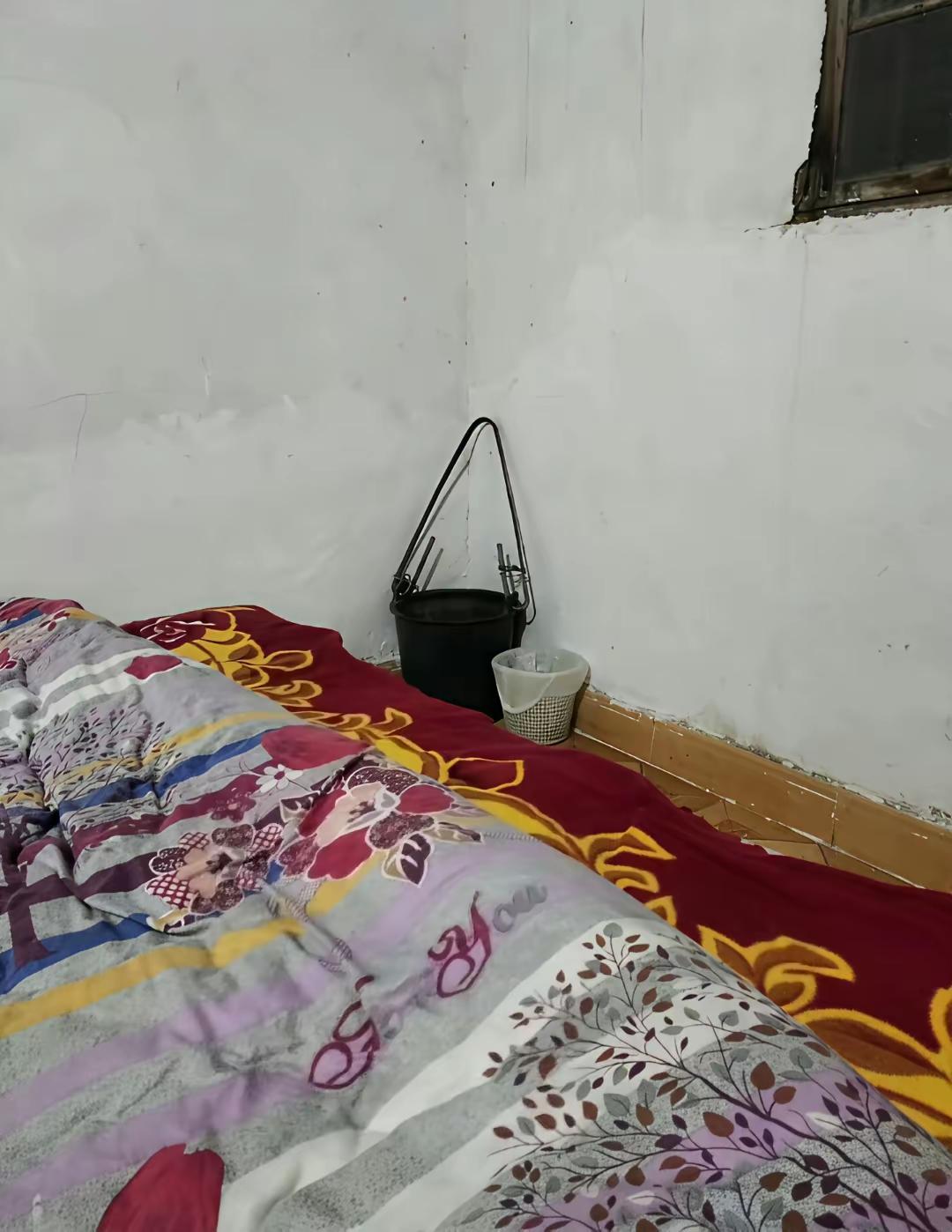 农村，这你能忍受的了吗？
尿骚味，伴你左右……[捂脸]
想当年………[捂脸]