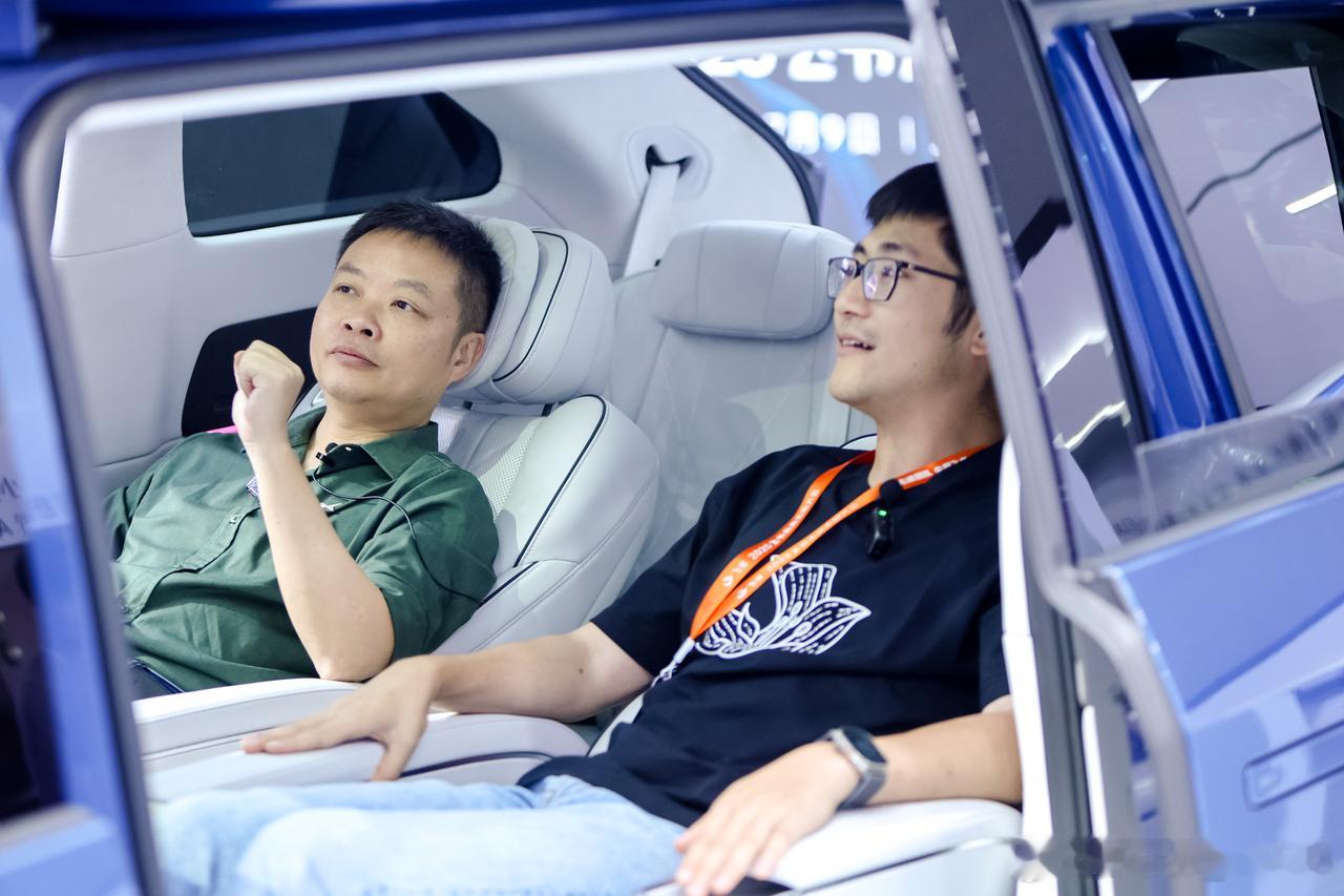 影视飓风的圆通之子Tim在飞书大会体验了小鹏X9，大师兄给展示了小鹏X9的办公模