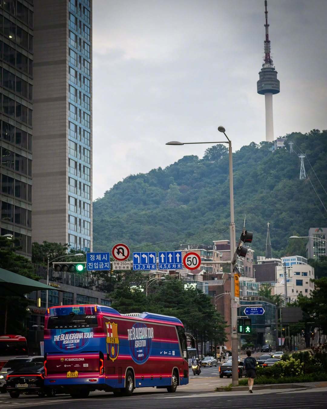 🚌在首尔的大街小巷寻找红蓝色的身影❤️💙巴萨[超话] 🔴🔵ForçaBa