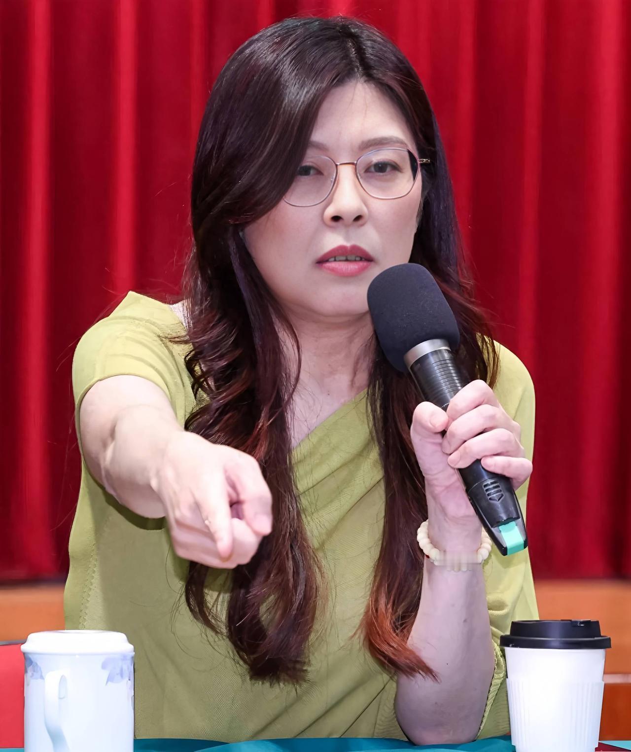 郑丽文再表态不要光表态得看实际行动是怎么样的，不要像某些人当年看似友好，但是丝毫