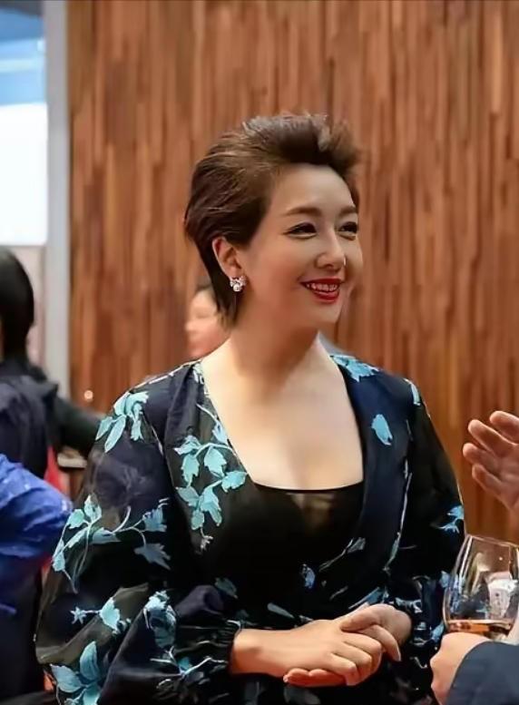 2002年，杨志刚和江珊拍戏，杨志刚从背后抱住江珊，结果江珊来了这么一句：“弟弟