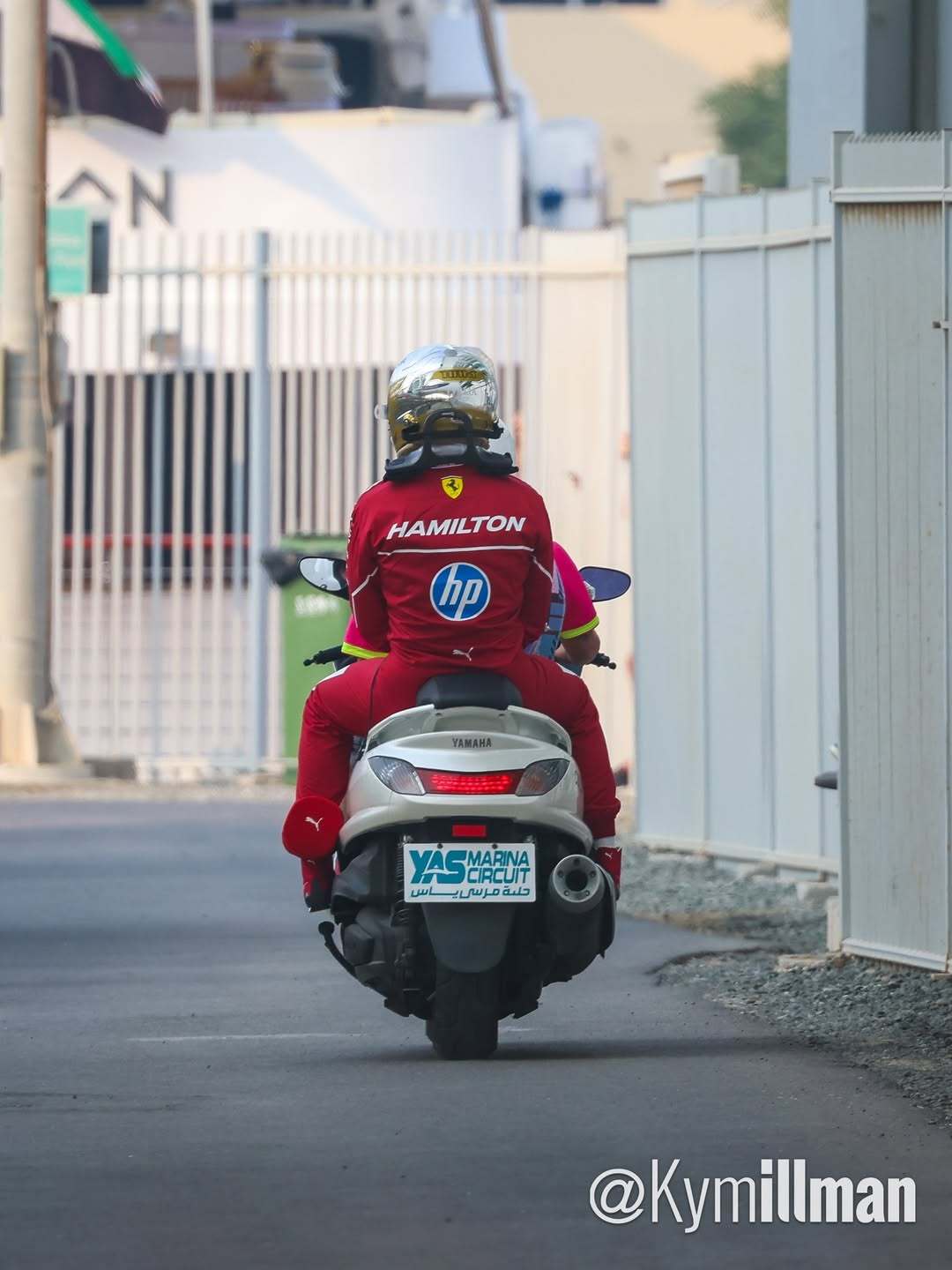 汉密尔顿乘坐小摩托的背影，这一年不容易。2025f1阿布扎比大奖赛