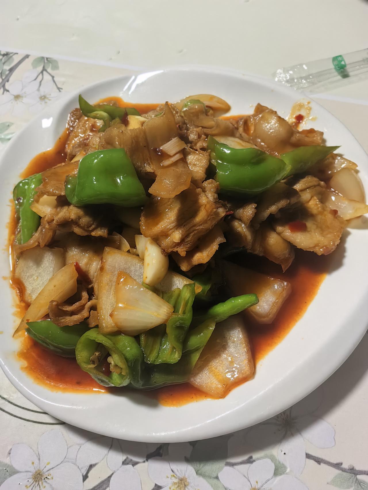 昨天晚餐就做了豆豉油麦菜和回锅肉，配着白米饭，简单又好吃。

准备食材时，把回锅