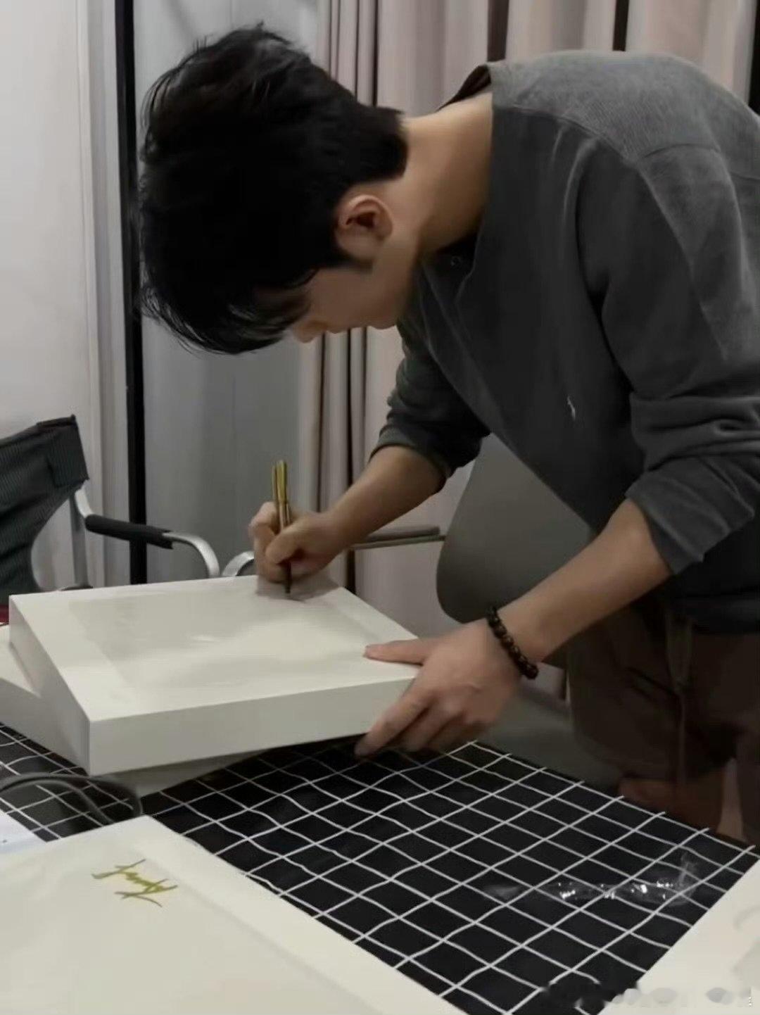 肖战工作室抽12位幸运儿送签名专辑肖战工作室抽12位幸运儿送签名专辑 