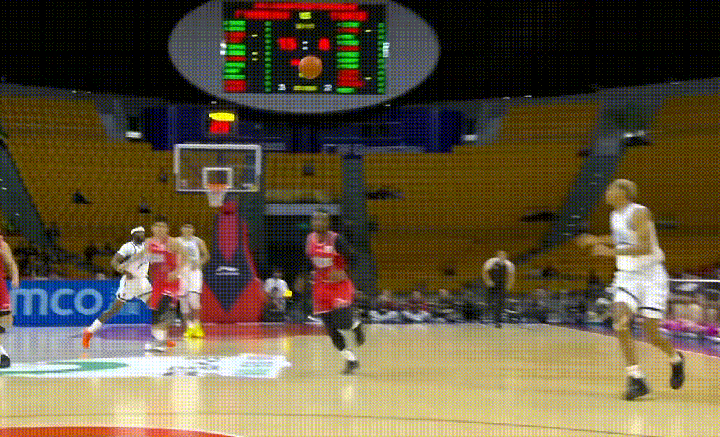 终于等到你！贝兹利快攻反击上演双手暴扣，欢迎回来CBA！ 