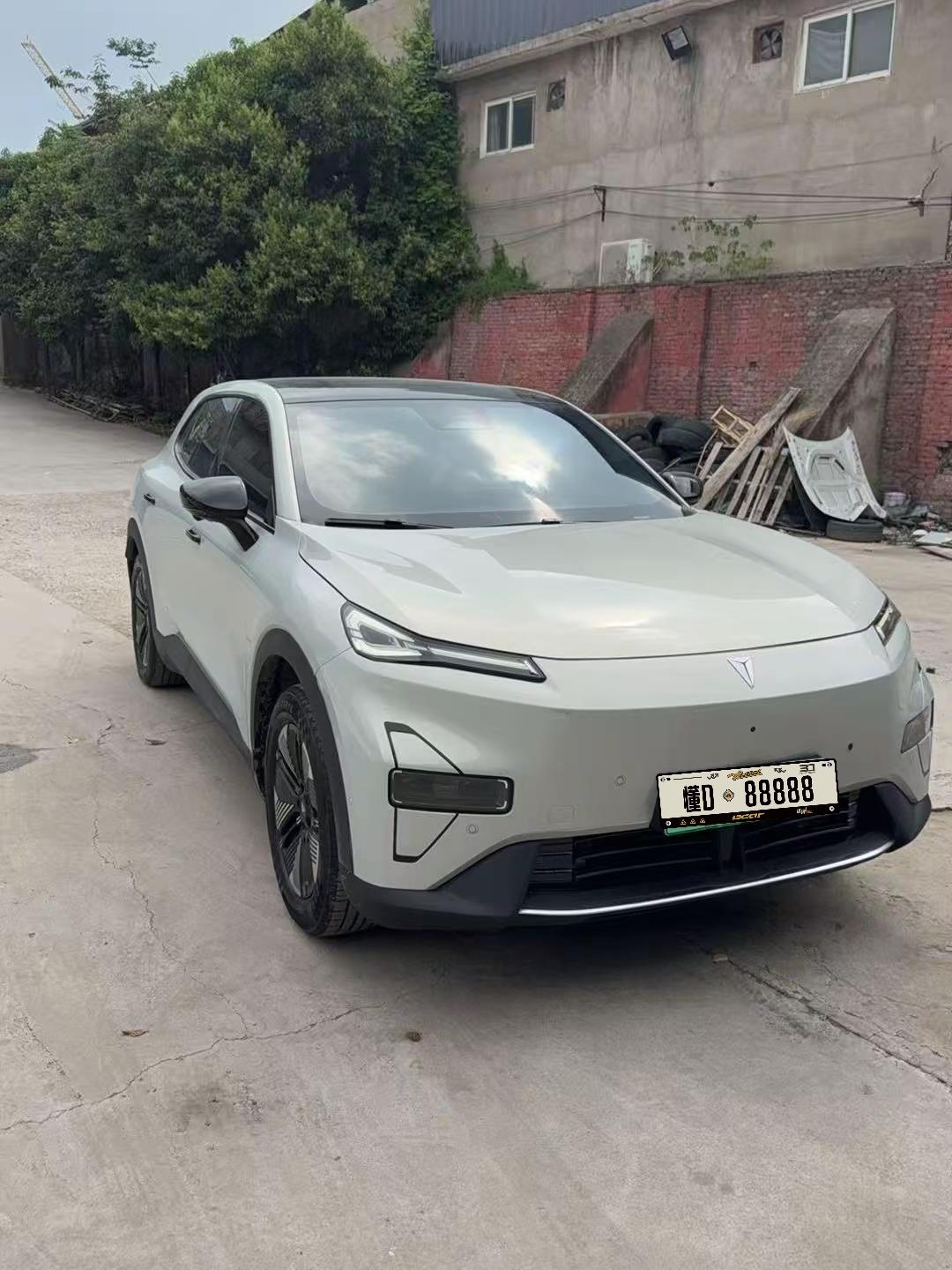 深蓝S05是长安深蓝旗下的一台紧凑型SUV，凭借年轻运动的外观，宽敞的乘坐空间受