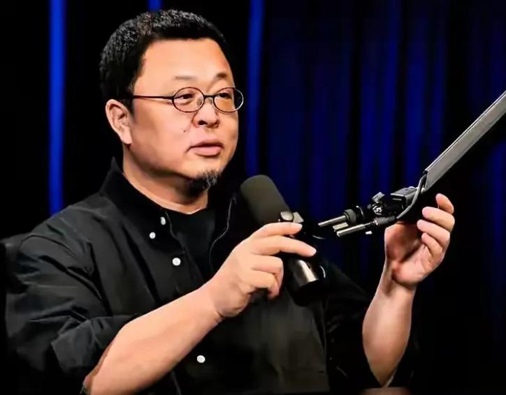 罗永浩这次真急眼了，直接开喷电视厂商！[太阳]
他表示现在的智能电视设计简直在折