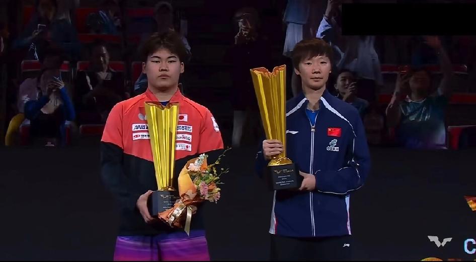 王曼昱是一点也没惯着松岛辉空呀！
在最后男女单冠军合影的时候！
松岛辉空还是一如