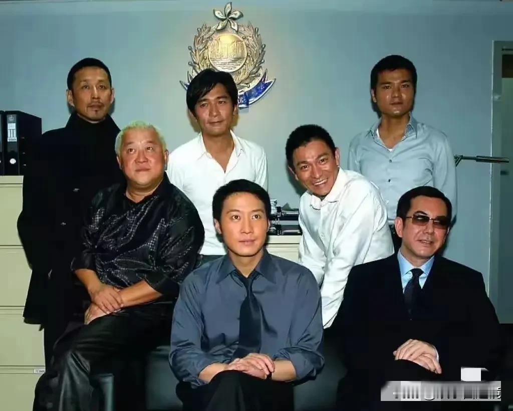 照片中这些演员都很出名啊，这么强大的阵容演一部电影，难怪票房那么高，那么火。
可