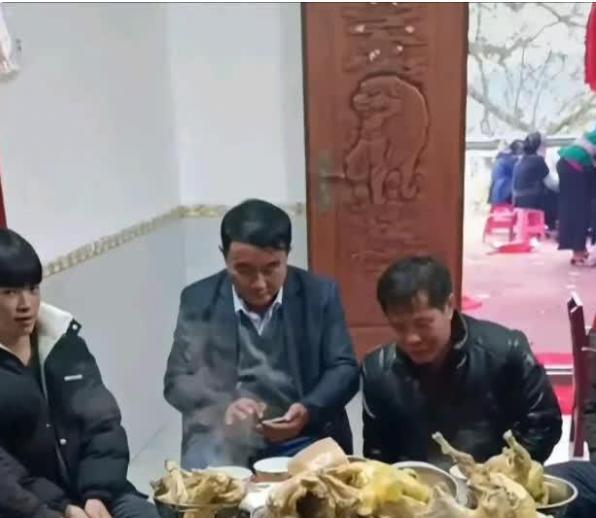 最怕这样的聚会，但凡多上几个菜也不用全部人这样坐着