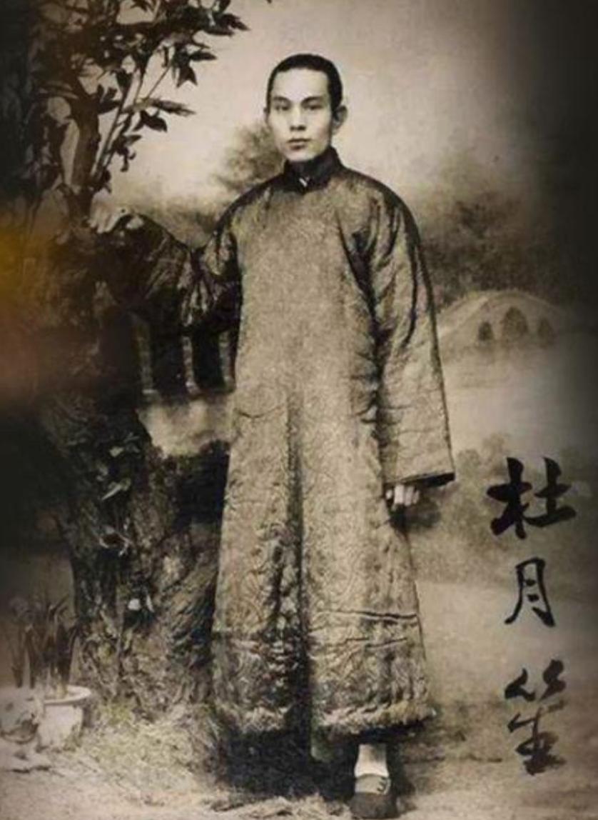 1920年代某日，杜月笙在黄浦江边垂钓。几个地痞围上来要收“垂钓费”。杜月笙抬眼