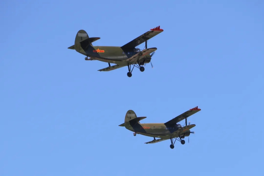 海航大某团运输机中队运-5昔日飞播造林，如今保障跳伞烽火问鼎计划中国海军