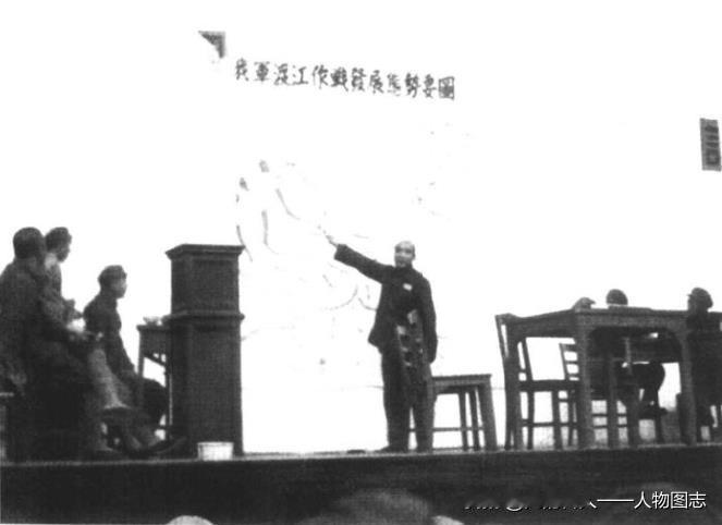 1949年，李达在南京作第二野战军渡江战役总结。