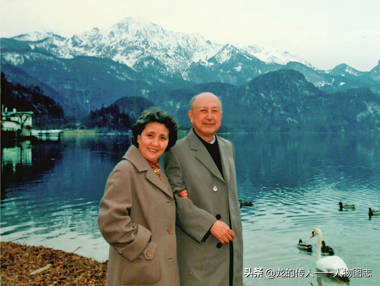 1987年，钱学森夫妇在联邦德国黑山风景区留影