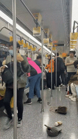 大妈失算了！倚老卖老想拿捏，不料遇上硬核狠少妇。