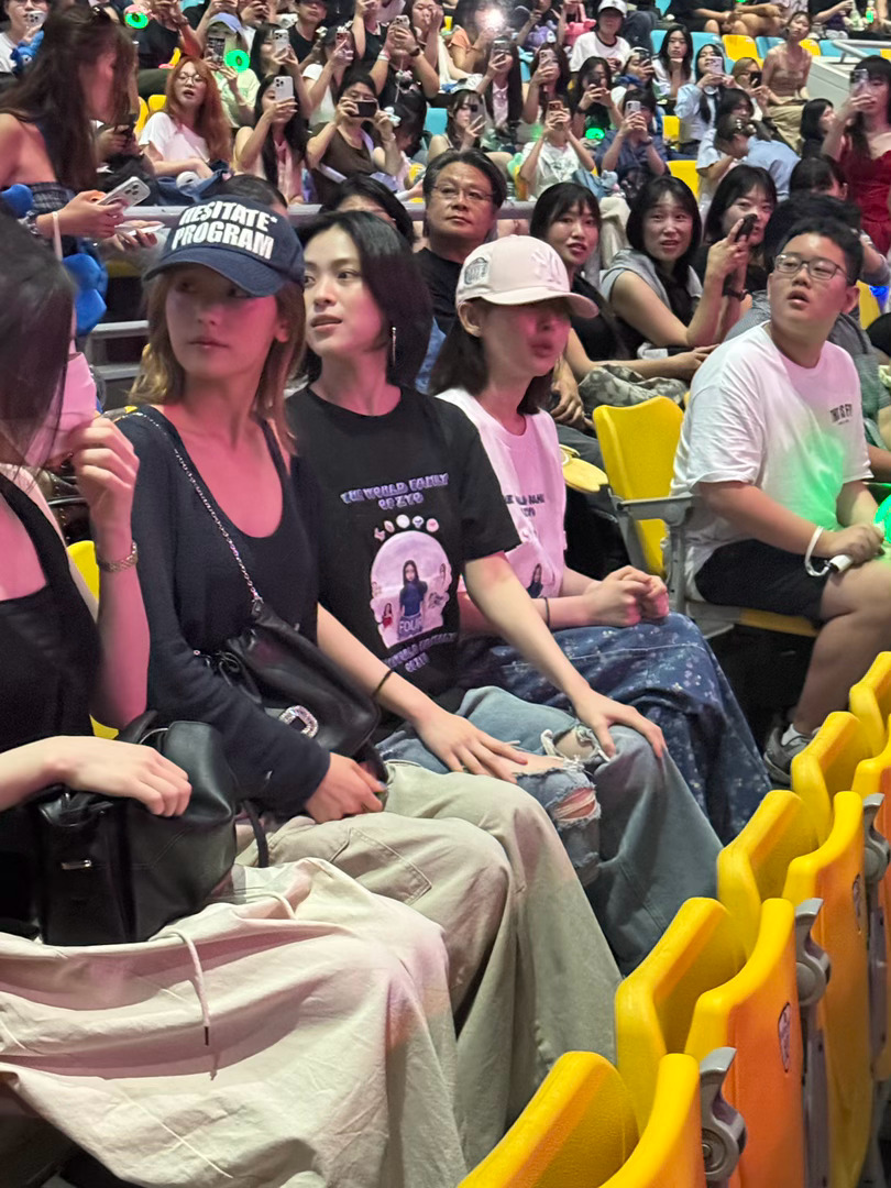 一进场 一扭头是itzy。。。今天进场的时候前面还是杨冰怡。。。 