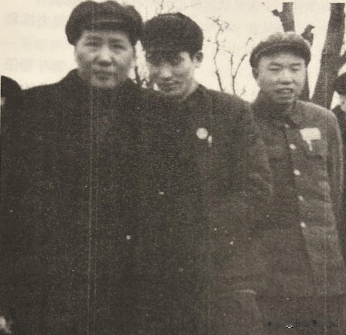 1953年2月，毛泽东主席在建国后首次视察武汉。时任湖北军区司令员的王树声（右一