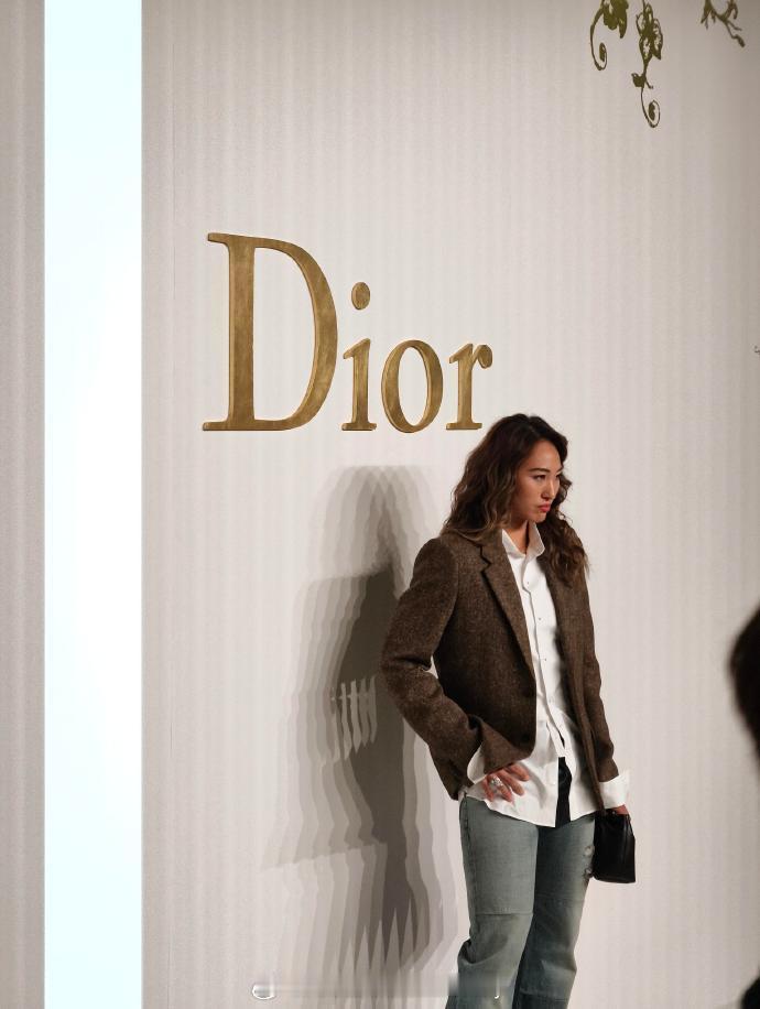 章子怡郑钦文同框郑钦文帅气西装 郑钦文和Dior创意总监Jonathan And