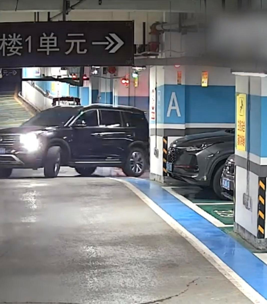 #无证男子4次偷开他人车辆兜风被罚#【离奇！汽车停车库油耗异常，还有交通违法 警