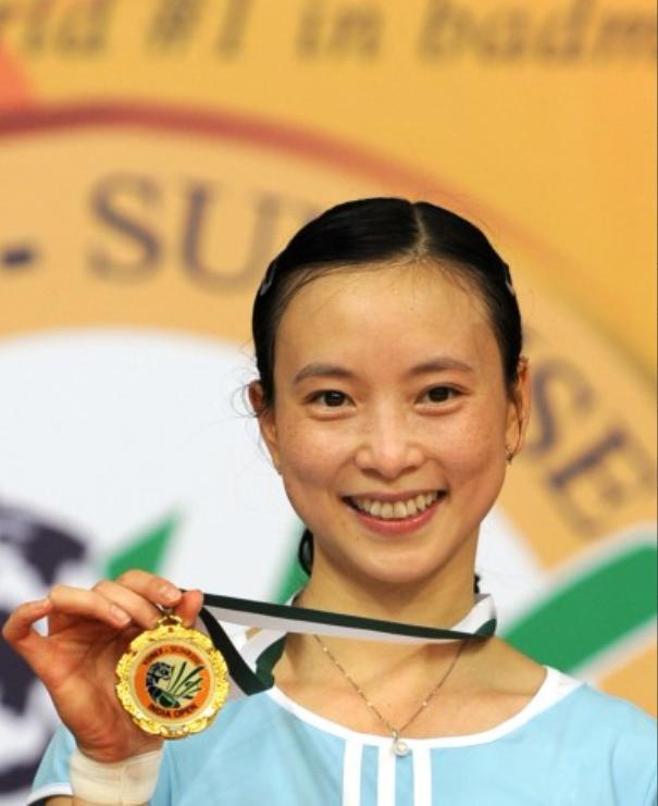 1999年，四川一女孩拿到世界冠军后，被教练踢出国家队。

谁知4年后，她加入法