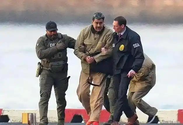 堂堂一国总统，被强行绑架到美国受审，短短几个月暴瘦26斤。法庭上他一言不发，庭外