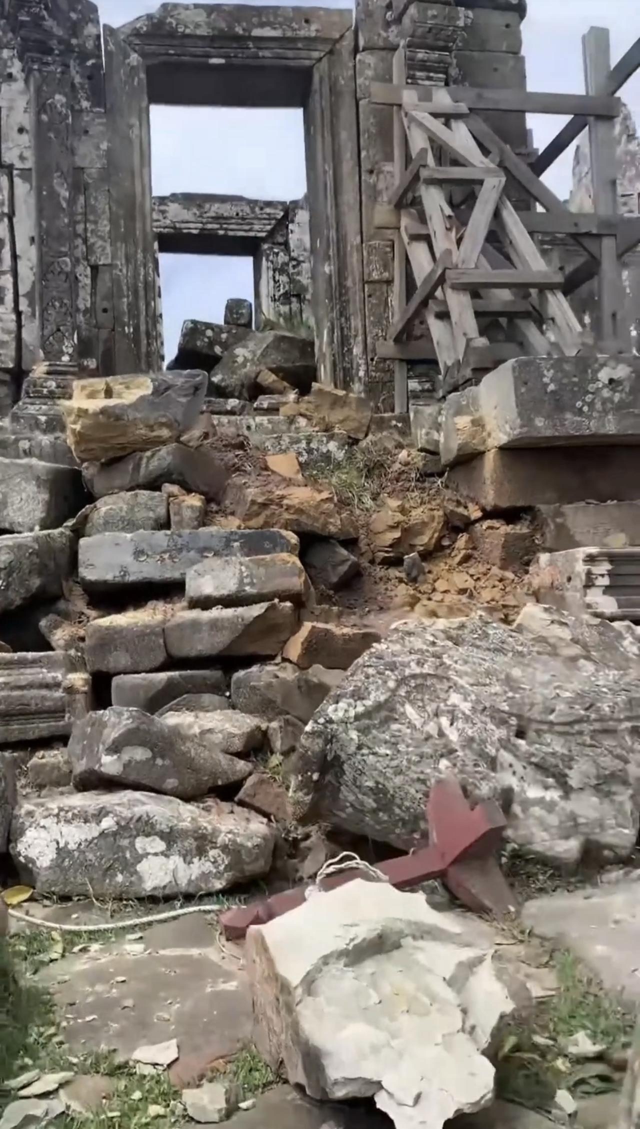 泰国，已经攻击柬埔寨的信仰圣地了！千年寺庙群，遭泰军炸毁。
柬埔寨圣地，11世纪