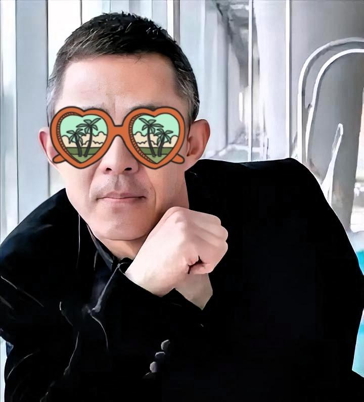 这个世界最让人看不懂的人，大概就是侯勇了。
演技封神的老戏骨，感情路却走得一波三