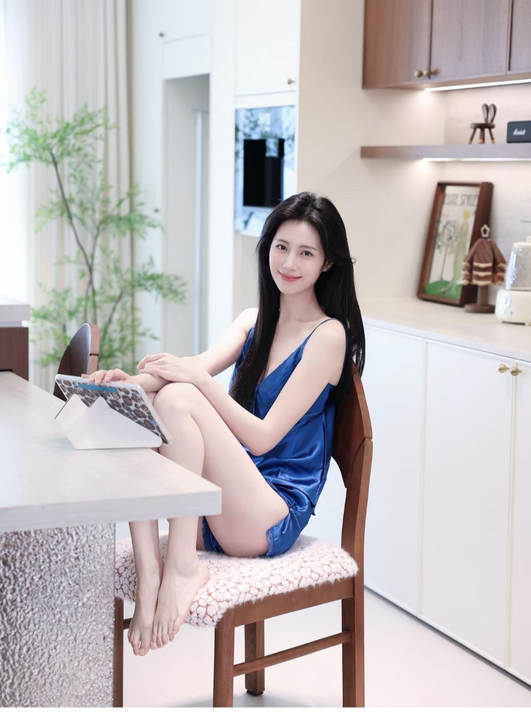 喜欢在家，穿睡衣光脚追剧，简直太惬意了。