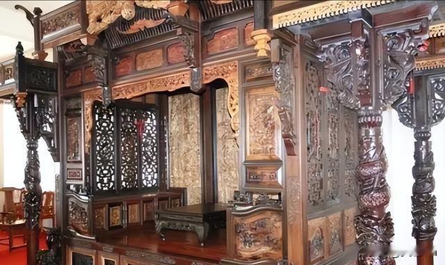 1993年福建一男子花了2000万元珍藏了一张皇帝所睡过的龙床，他请专家鉴定时，