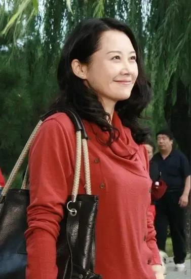 许晴，任程伟40岁的形象还真是嫩，尤其许晴标志性的小酒窝，甜美治愈，气质真是好。