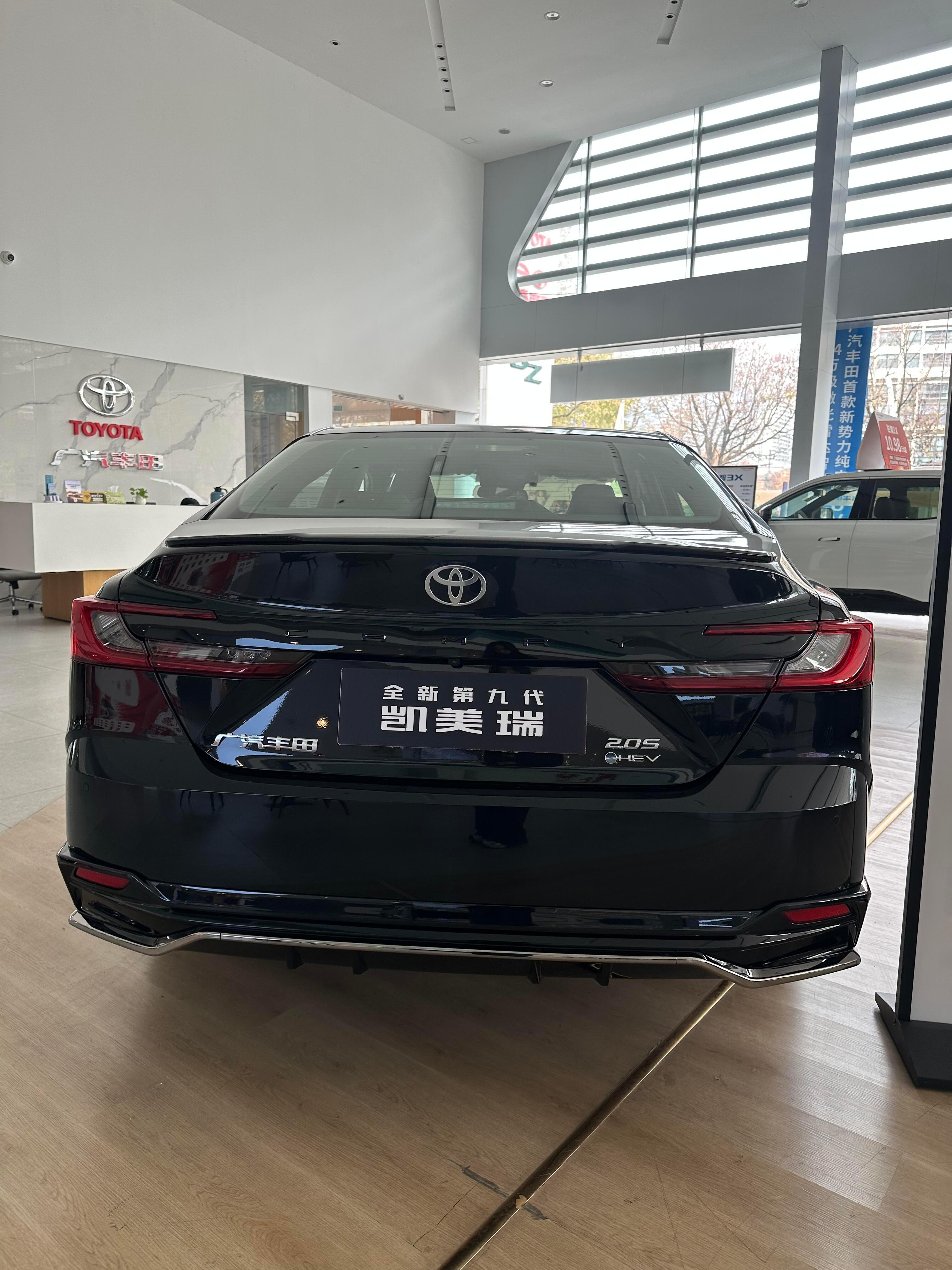 三刀买百车 分享粉丝真实成交价车型：凯美瑞双擎2.0HXS 运动plus版指导价