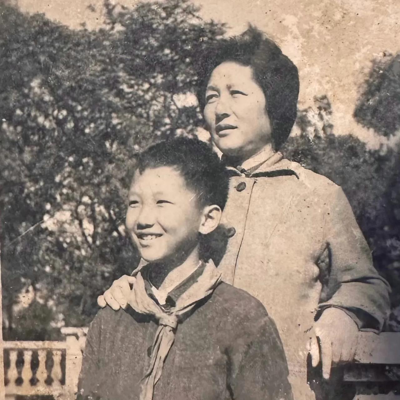 新粉丝可以搜一下前几年母亲节我写的文章，一篇是《母亲》，一篇是《一碗辣酱面》。 
