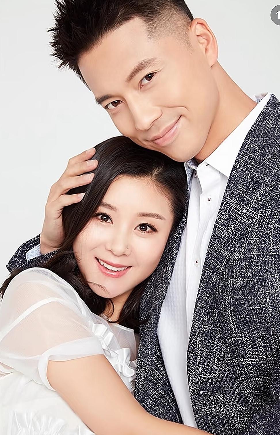 今天刷到一个消息，属实给我看愣了。
40岁，女演员，肚皮里揣着第三胎。
李小萌和