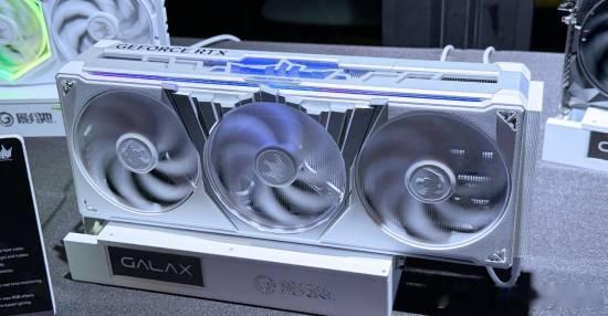 影驰展示RTX 6090概念卡：镶嵌施华洛世奇水晶在台北国际电脑展展会现场，影驰
