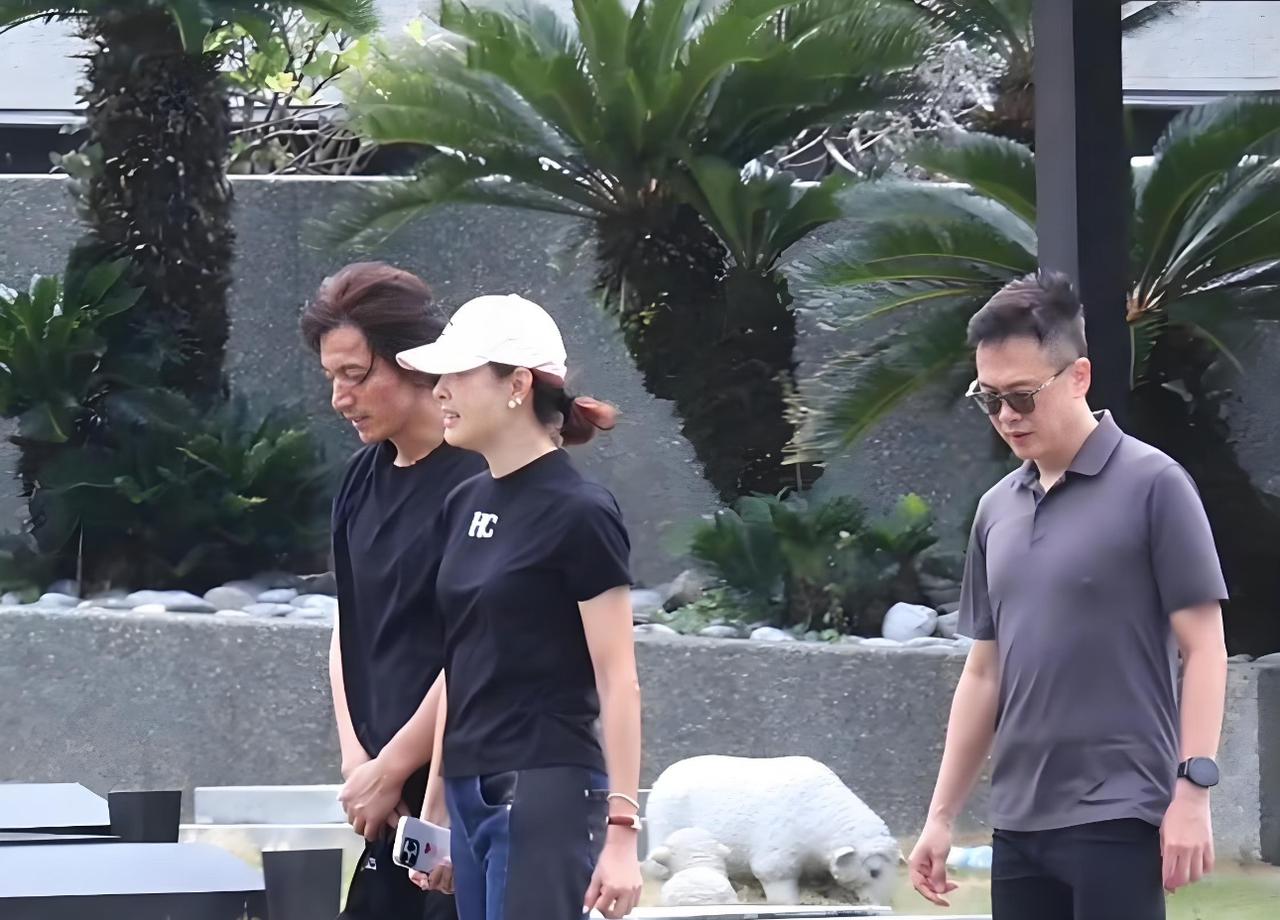 真的泪目！言承旭来看大S了，真的想不到两人再度“重逢”竟然是在大S的墓地。

言