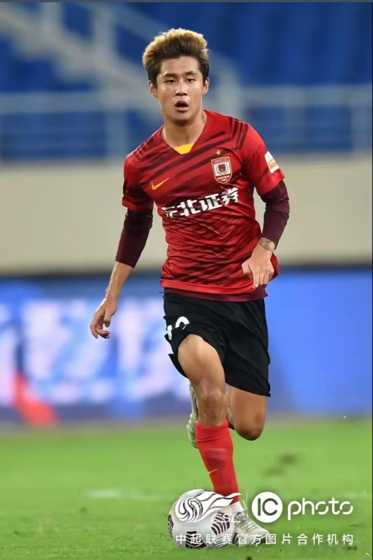 长春亚泰后卫孙沁涵加盟深圳青年人一事已敲定，目前双方正完善球员加盟所需资料，球员