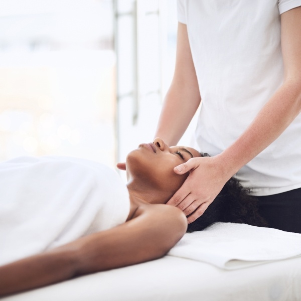 按摩已经进化成这样了吗以前按摩，要么疼得嗷嗷叫，要么就是随便捏两下敷衍了事。现在