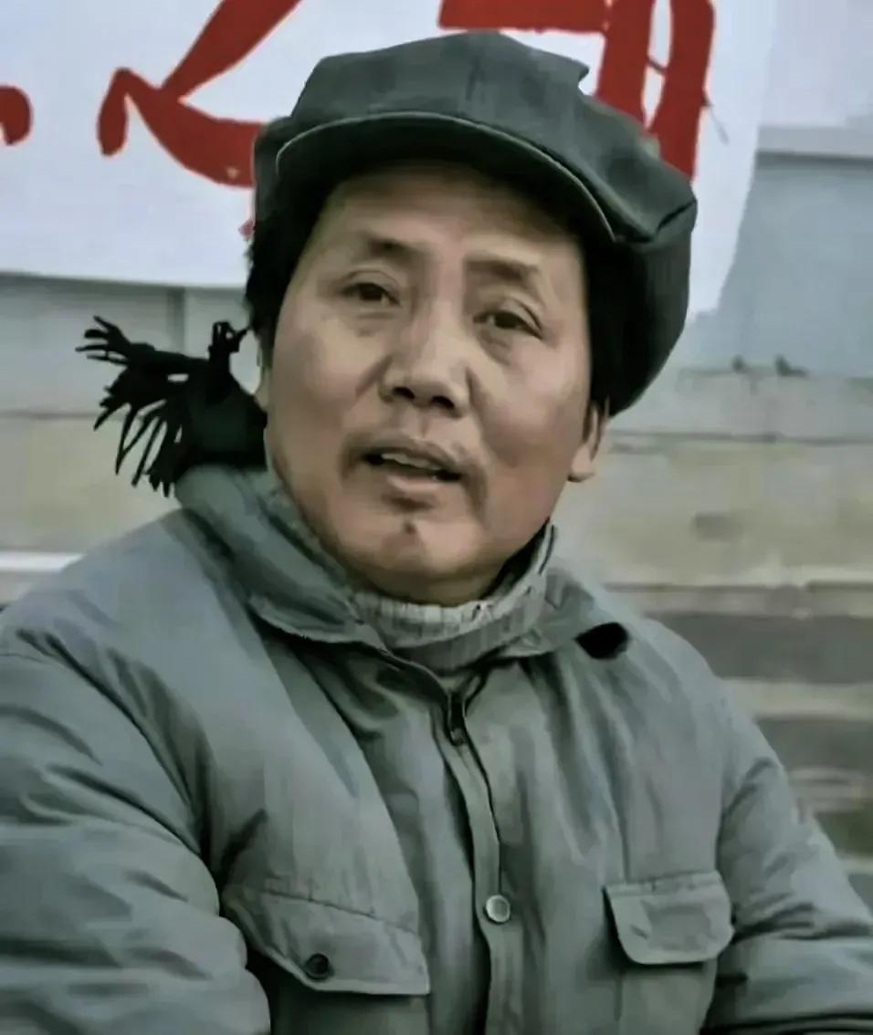 这第一张应该是伟人真实的照片，第二张是终瑞欣饰演的伟人剧照。   我觉得所有特型