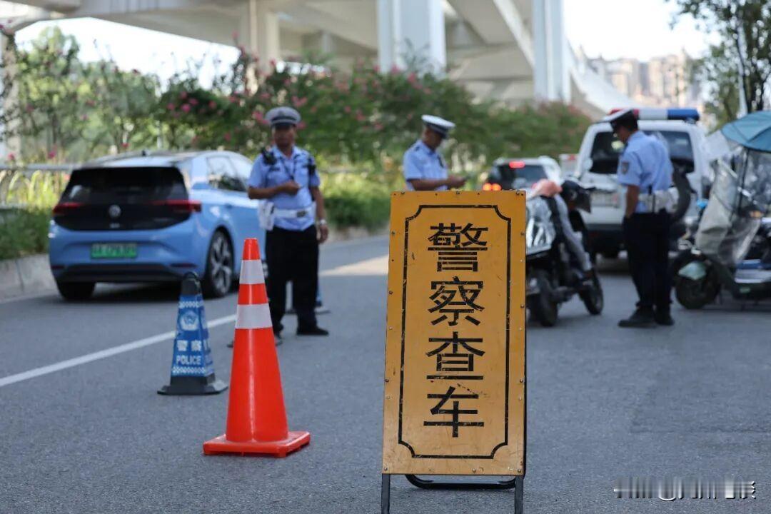 阿祖，收脚吧！把你的省鞋人字拖扔了吧！
阿娇，收脚吧！把你的高跟鞋放在一边吧！