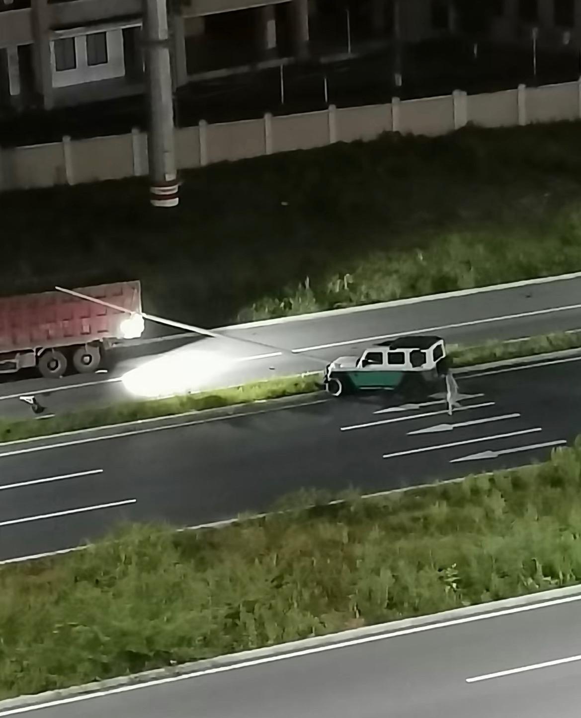 【玉林玉东越野车撞断路灯杆致车头受损】

7月24日凌晨，网友爆料称：玉林市玉东